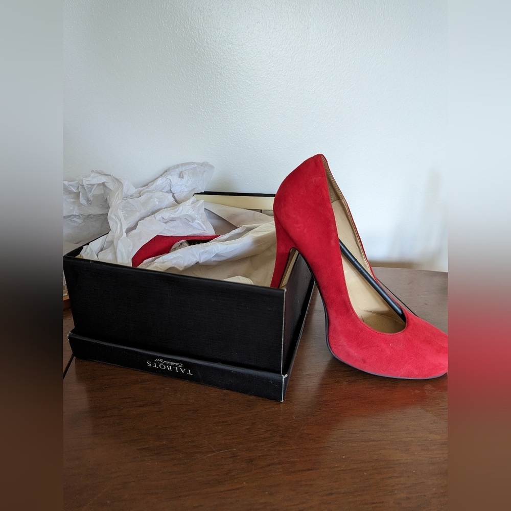 Elegant suede heels